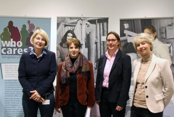 Vier Professorinnen bei der Ausstellungseröffnung.