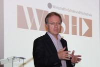 Dekan Prof. Dr. Uwe Rössler spricht bei der WiSH-Summer School.