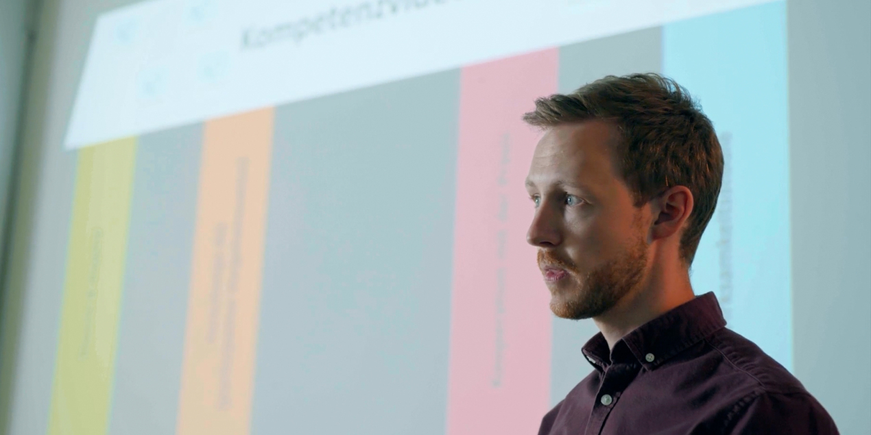 Der wissenschaftliche Mitarbeiter Nils Vetter hält eine Präsentation über die Kompetenzvideos