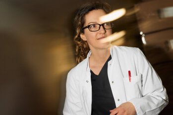 Professor Doktor Rena Amelung in einem weißen Kittel