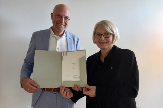HSBI Praesidentin Professorin Doktor Ingeborg Schramm Woelk mit Doktor Stephan Held bei der Urkundenubergabe