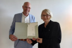 HSBI Praesidentin Professorin Doktor Ingeborg Schramm Woelk mit Doktor Stephan Held bei der Urkundenubergabe