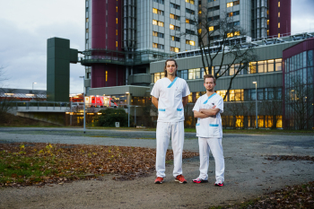 Dag Olav Løve und Ole Jakob Schubert stehen vor dem Klinikum Mitte