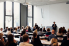 Ein gut besuchter Veranstaltungsraum der Lehrerbildung im Gesundheitswesen