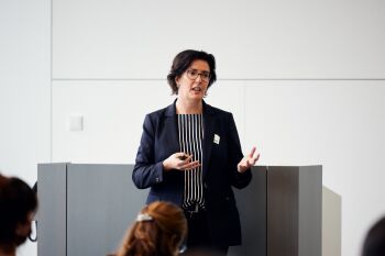 Prof. Dr. Marisa Kaufhold vor einem Rednerpult