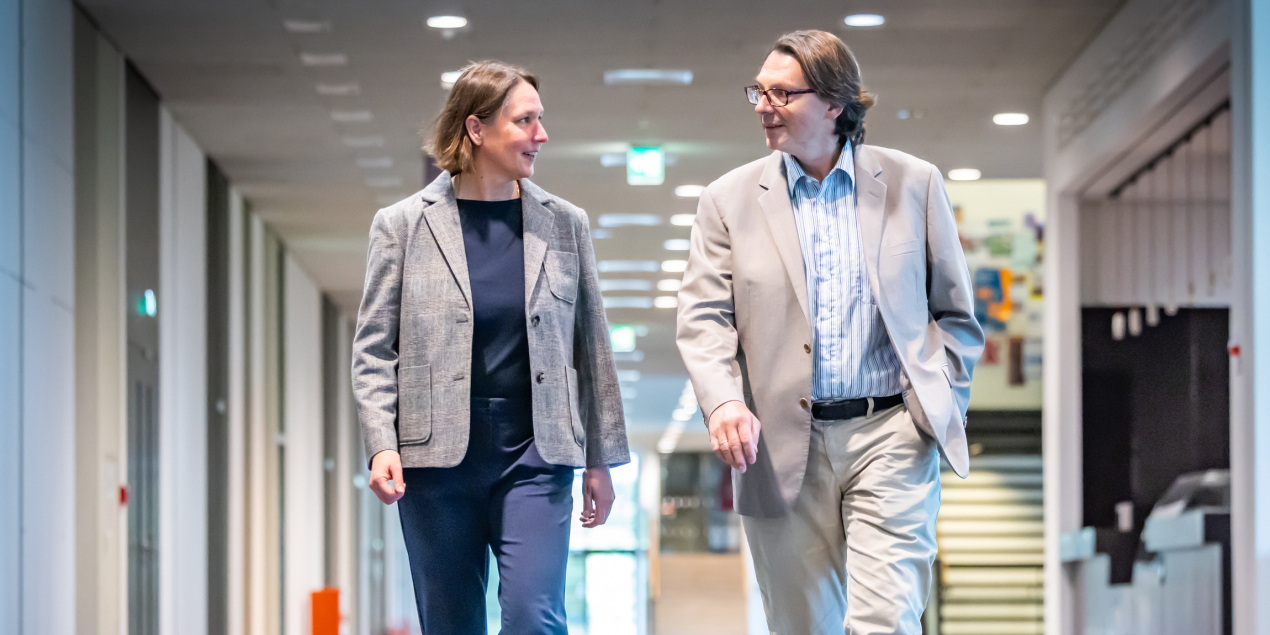 Prof. Latteck und Prof. Zimmermann gehen nebeneinander durch die Hochschule