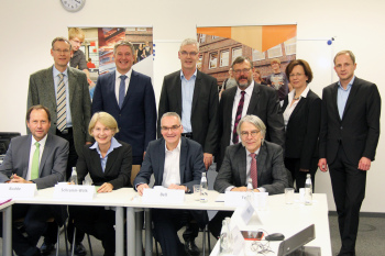 Gruppenfoto mit zehn Personen, vier sitzend und sechs stehend dahinter.