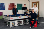 Michael Wilhelmstroop, Antoine Angert, Niklas Hils und Ben Donkervoort  stehen vor dem Billardroboter