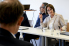 Prof. Dr. Andrea Kaimann sitzt neben Prof. Hans Peter Rauer an einem Tisch in einem Besprechungsraum