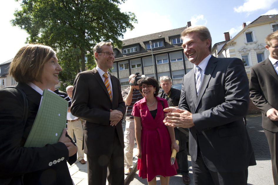 Rektorin Prof. Dr. Beate Rennen-Allhoff begrüßt gemeinsam mit Landrat Sven-Georg Adenauer und Bürgermeisterin Maria Unger Innovationsminister Prof. Dr. Andreas Pinkwart.