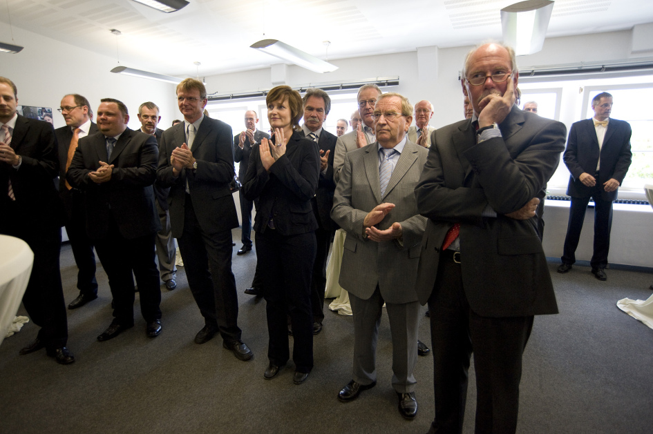 Gäste aus Politik und Wirtschaft freuen sich über den neuen Studienort Gütersloh der FH Bielefeld