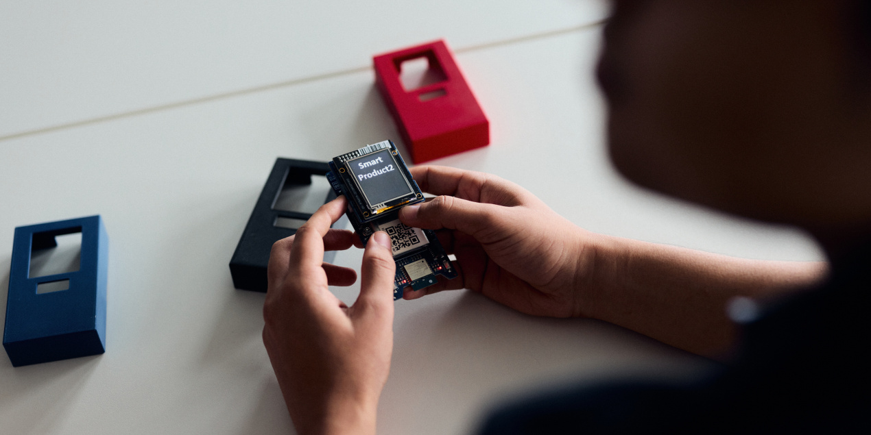 Eine Hand hält ein Smart Product 2 in der Hand
