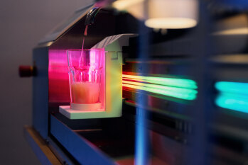 beleuchtete Maschine mit einem Glas