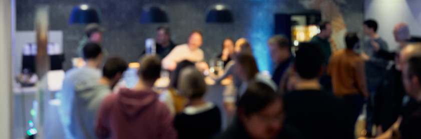 Menschen beim After-Work-Treffen in der Innovationsmanufaktur Gütersloh