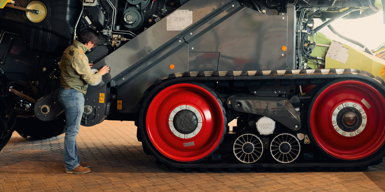 Jhon Pereira begutachtet eine Landmaschine