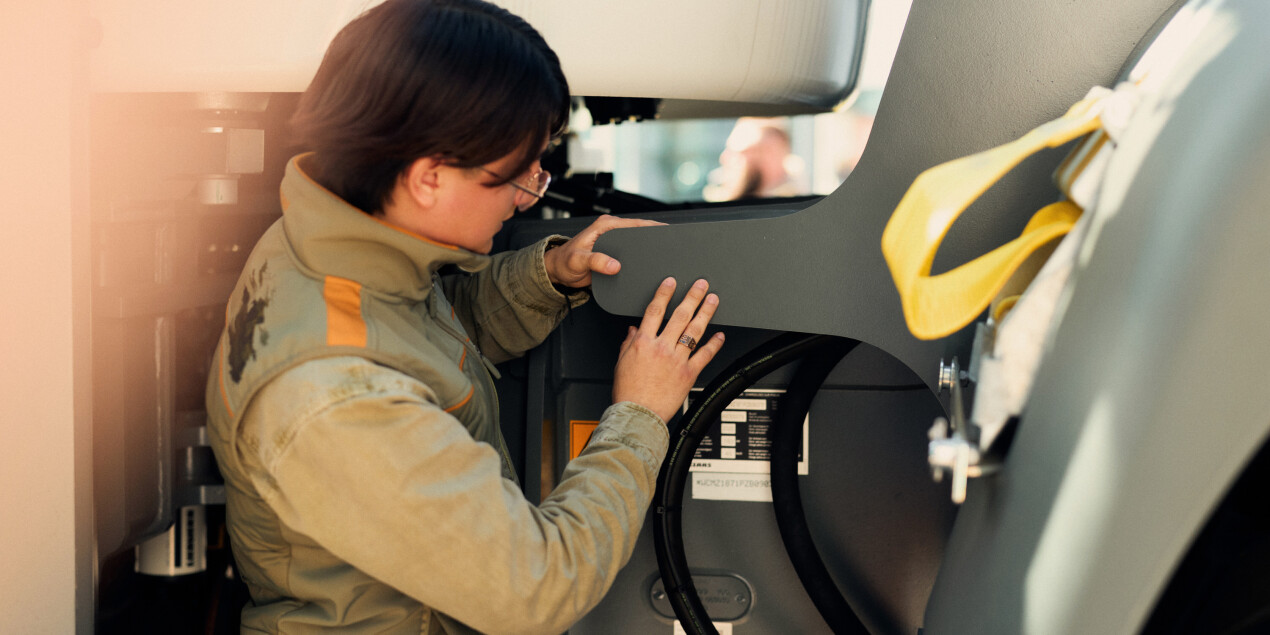Jhon Pereira begutachtet die Schweißnähte an einer Maschine