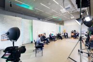 Überblick über die Kulisse vom Live-Stream der Podiumsdiskussion mit allen Personen.