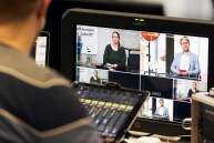 Ein Bildschirm, auf dem verschiedene Kamerabilder zu sehen sind.