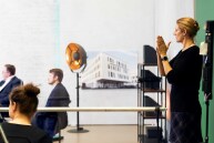 Eine Frau von der Seite, die dabei ist, in Gebärdensprache zu dolmetschen.