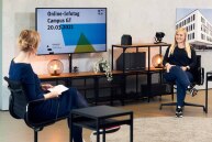 Zwei Personen sitzen sich gegenüber und unterhalten sich.