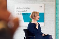 Eine Frau sitzt auf einem Stuhl und spricht.