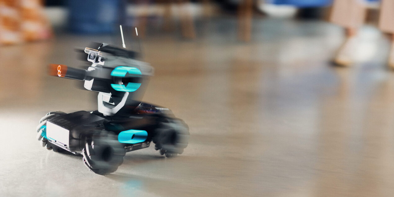 Ein Roboter auf vier Rädern fährt über den Fußboden