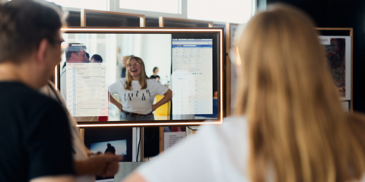 zwei Personen stehen vor dem Zauberspiegel