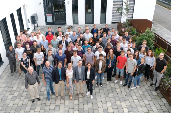 Eine Gruppe Menschen stehen in einem Innenhof