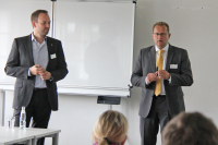 Prof. Reusch und Marcus Miksch stehen vor den Unternehmensvertretern.