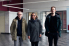Roman Bezjak, Bettina Mons und Florian Kühnle stehen nebeneinander in einem leeren Raum