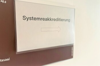 Schild mit der Aufschrift Systemreakkreditierung