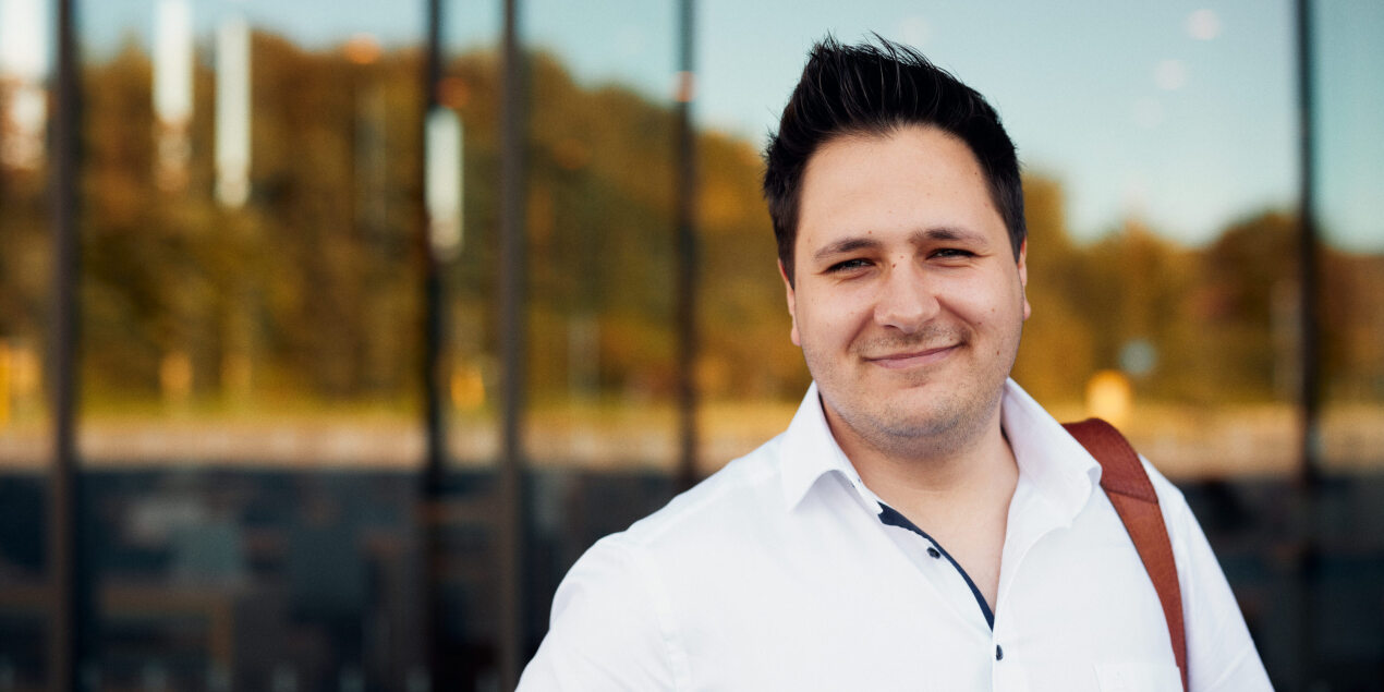 Marco Kolarevic vor der Hochschule