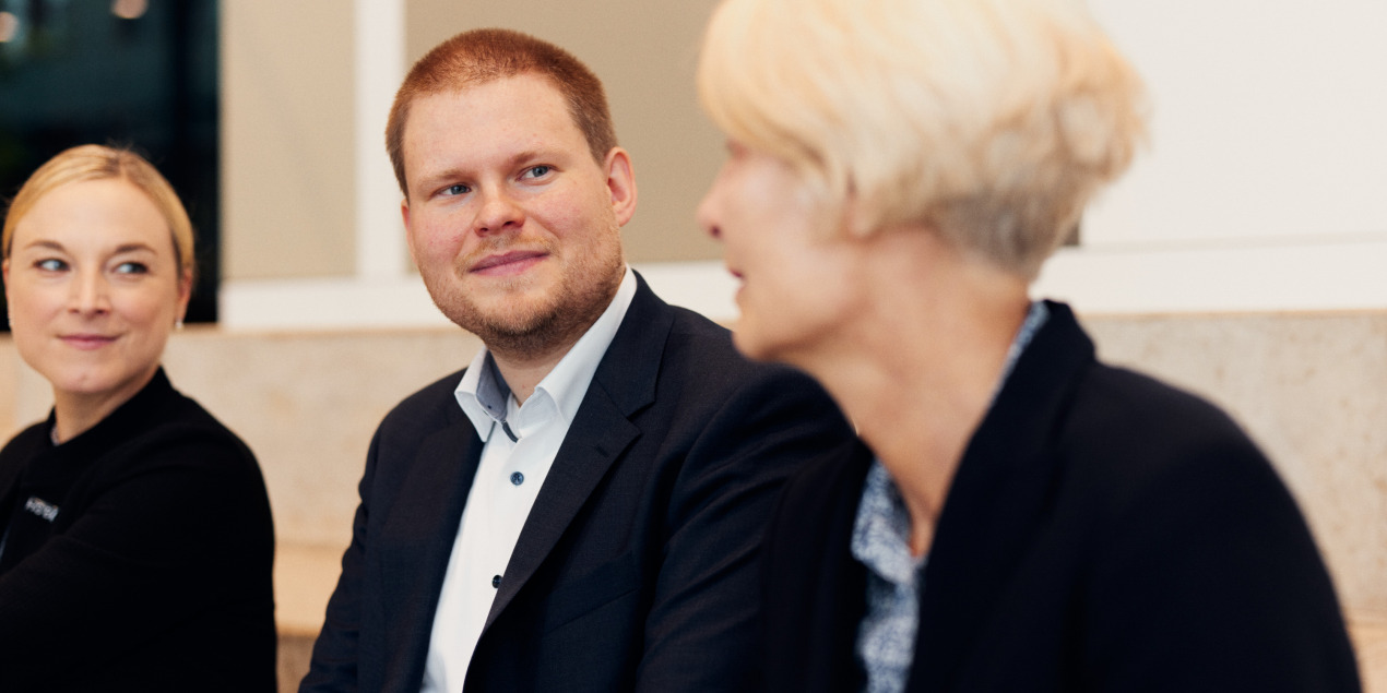 Prof. Dr. Bartholomäus. Julian Dreier und Prof. Dr. Schramm-Wölk sitzen nebeneinander und unterhalten ich
