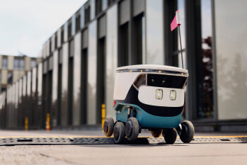 Foto: Der Lieferroboter fährt vor der HSBI entlang