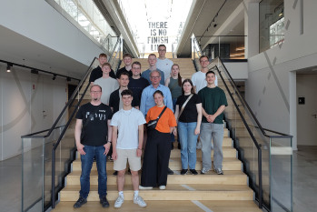 Studierende der Hochschule Bielefeld stehen auf einer Treppe in Antwerpen