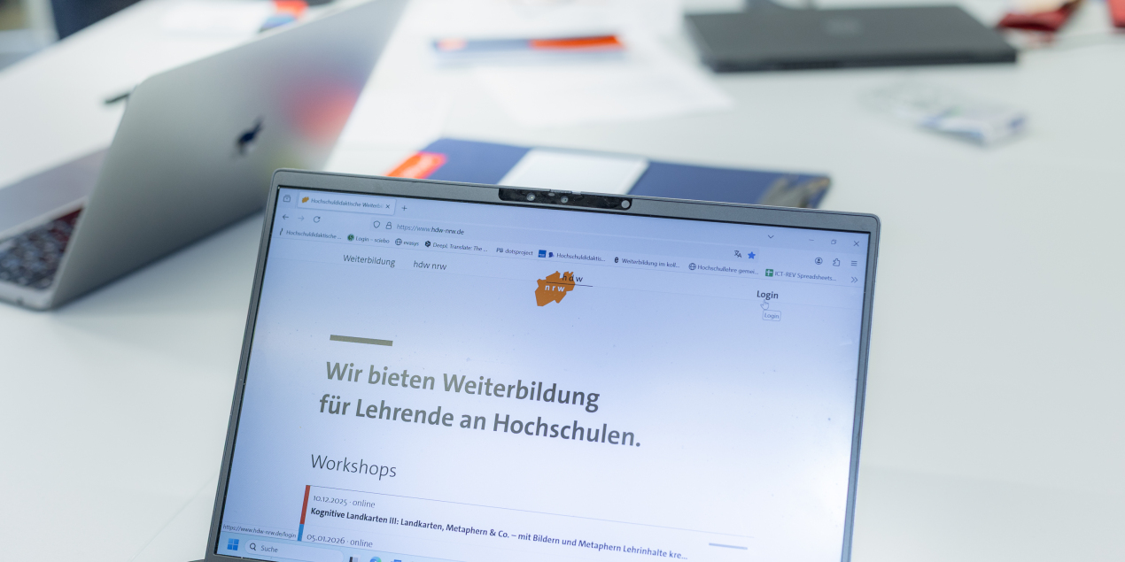 Auf einem Laptop ist die Website der hdw nrw geöffnet