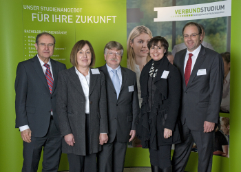 Von links nach rechts: Prof. Dr. Joachim Metzner, Präsident der FH Köln, Prof. Dr. Beate Rennen-Allhoff, Präsidentin der FH Bielefeld, Dr. Michael Stückradt, Staatssekretär im Ministerium für Innovation, Wissenschaft, Forschung und Transfer NRW, Prof. Dr.