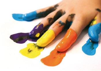 KiTa Kinderhand mit Fingerfarben