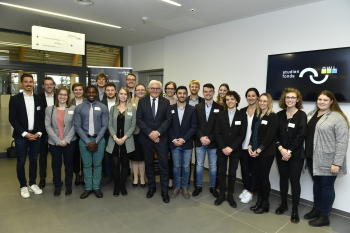 Eine Gruppe Menschen steht um den Bundespräsidenten