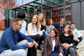 Junge Menschen auf einer Treppe eines Gebäudes