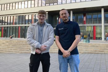 Felix Deipenbrock und Jan-Steffen Glüpker vor der Universität Paderborn