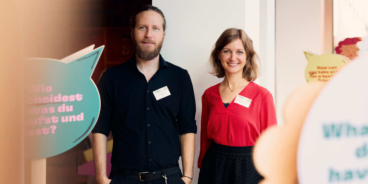 Foto: Jan-Philipp Dupal und Angelika Endres-Fröhlich stehen nebeneinader in der Wissenswerkstadt