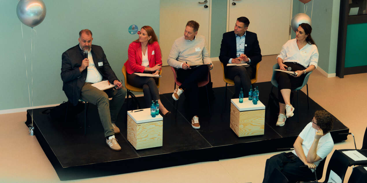 Foto: Die jury bestehend aus fünf personen sitzt nebeneinander