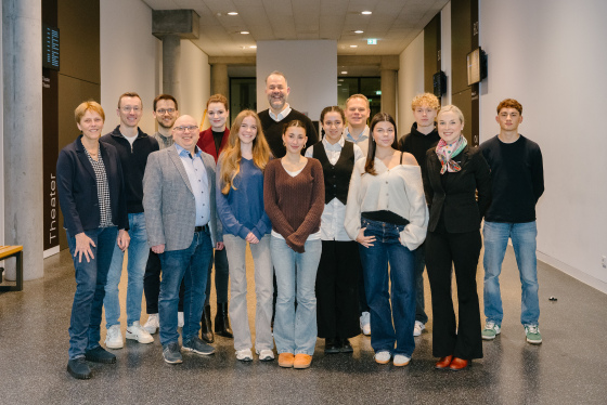 Personen stehen in der Magistrale der HSBI