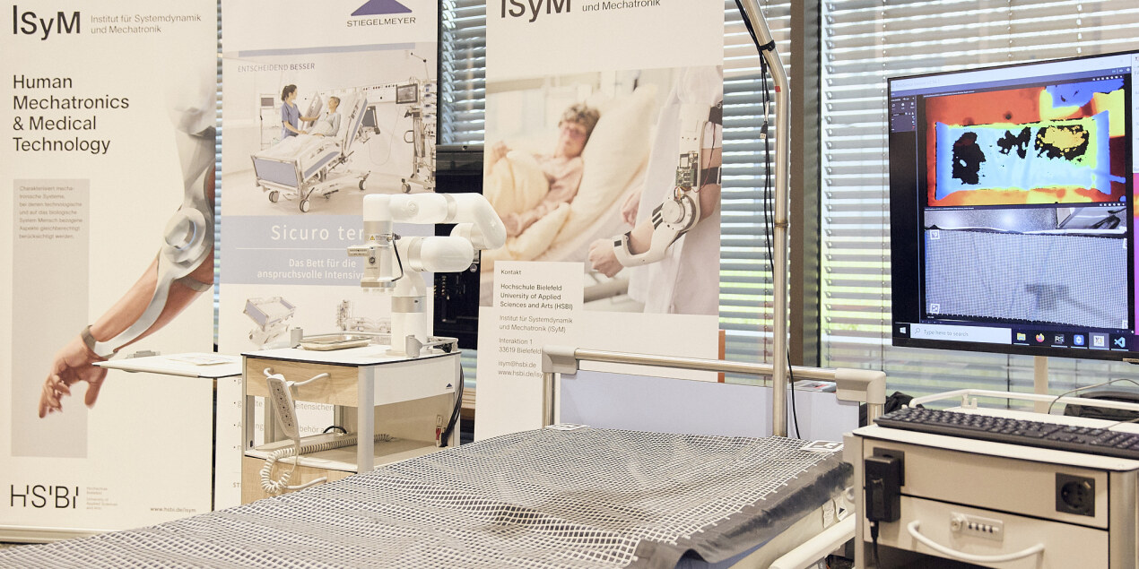 Ein Pflegebett mit einem angeschlossenem Bildschirm