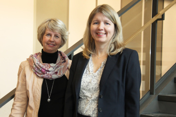 Frau Prof. Settnik und Frau Prof. Hoke stehen nebeneinander.