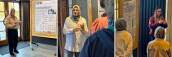 Eine Collage von drei Fotos: Katja Makowsky, Mazı und Karina Ilskens stehen vor Postern und sprechen