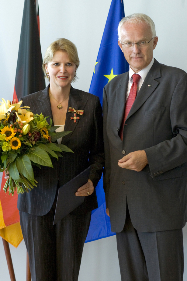Frau Prof. Dr. Ulrike Detmers erhält den Bundesverdienstorden am Bande von NRW-Ministerpräsident Jürgen Rüttgers. Der Orden wir ihr für ihr Engagement zugunsten der Gleichberechtigung von Frau und Mann in der Gesellschaft sowie der Vereinbarkeit von Beruf