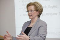 Laut Professorin Dr. Hildegard Schumacher-Grub sollen Frauen vor allem Sprache und Körperausdruck gezielt einsetzen, da diese Schlüssel zum beruflichen Erfolg seien.