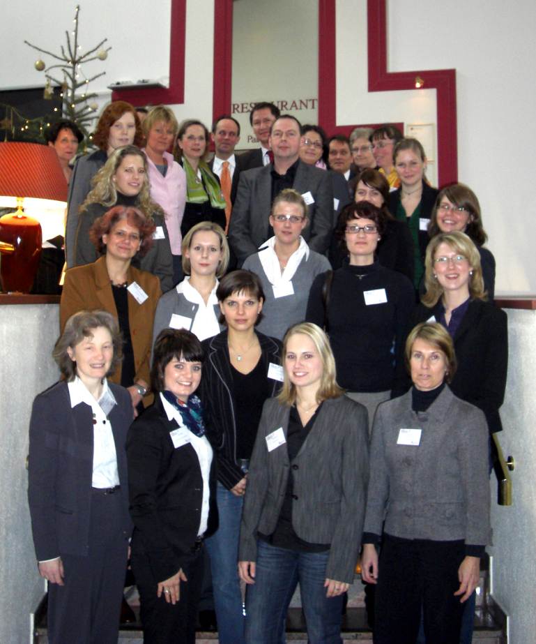 Angehende Führungskräfte: 15 Studentinnen der FH Bielefeld und ihre Mentoren bei der Auftaktveranstaltung im Mövenpick Hotel.